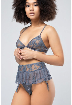 Комплект из богатого ажурного кружева включает пояс и бюст M\L